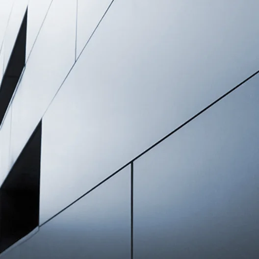 Moderne Gebäudefassade mit geometrischen Metallpaneelen