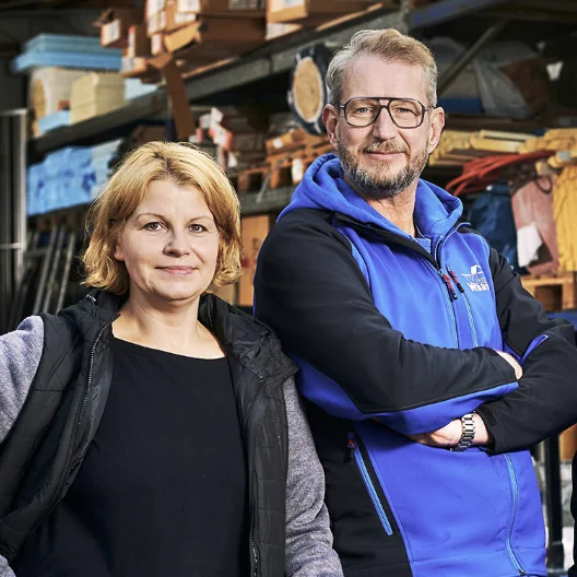 Zwei Mitarbeiter des Dachdecker-Meisterbetriebs van Waasen vor dem Materiallager