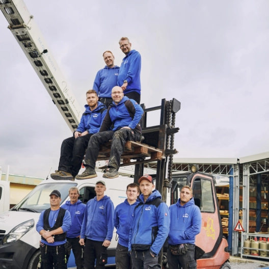 Das Team des Dachdecker-Meisterbetriebs van Waasen auf dem Betriebsgelände