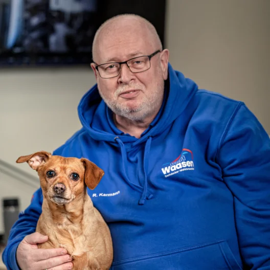 R. Karmann vom Team van Waasen mit dem Betriebshund