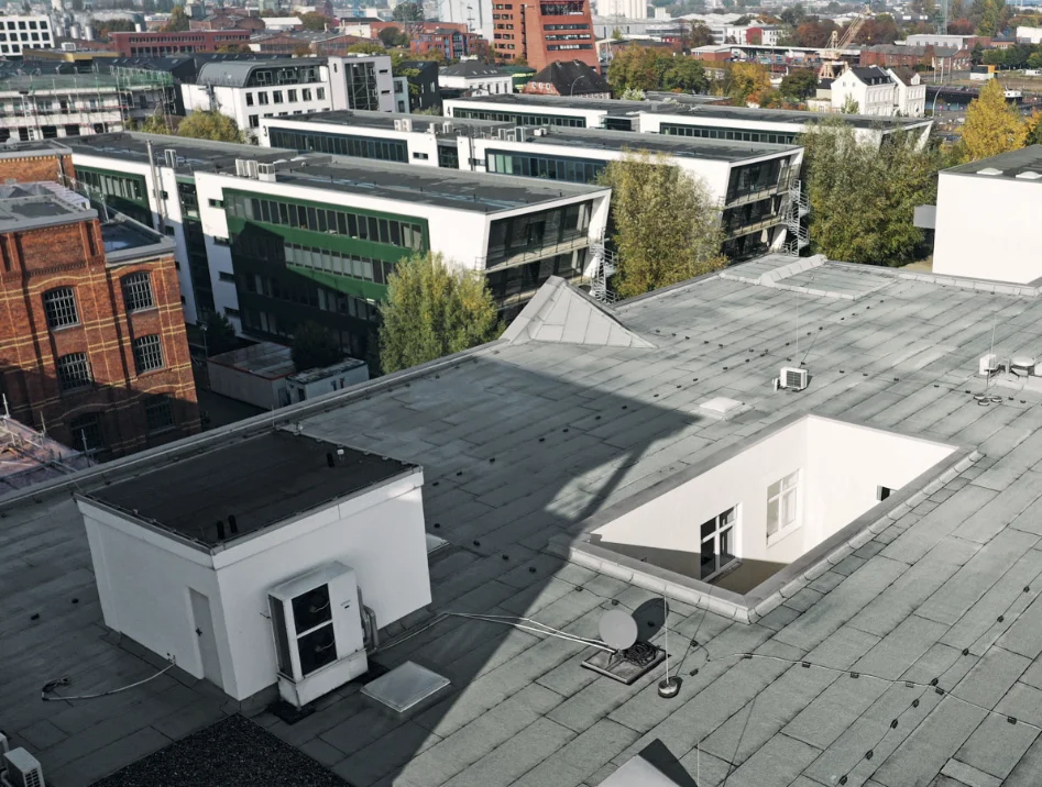 Fertiggestelltes Flachdach auf einem Gewerbeobjekt in Mülheim, Drohnenaufnahme