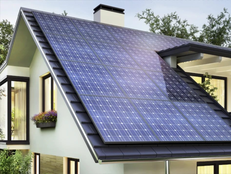 Fertiggestellte Photovoltaikanlage auf einem modernen Einfamilienhaus